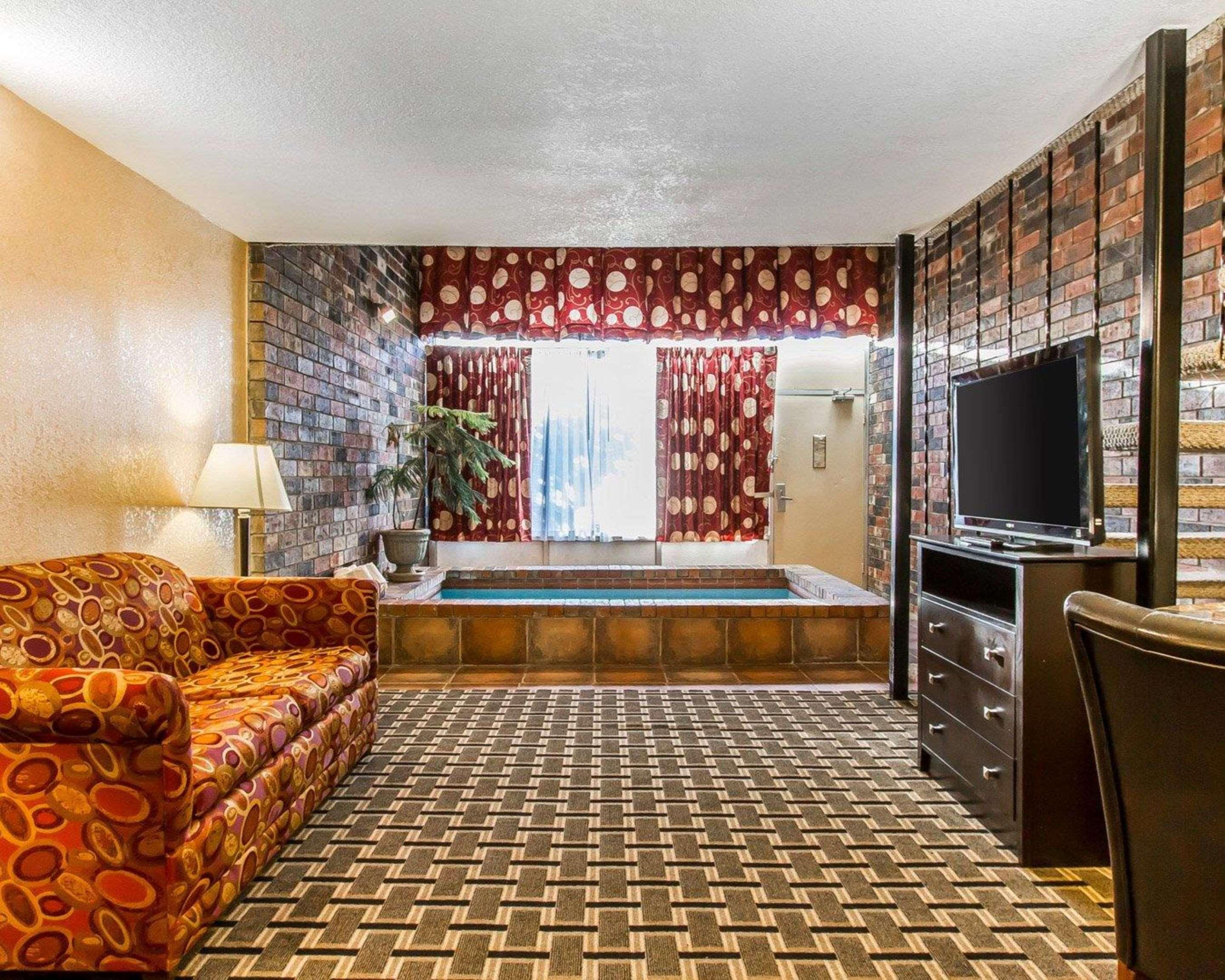 Quality Inn Ada Near University Экстерьер фото