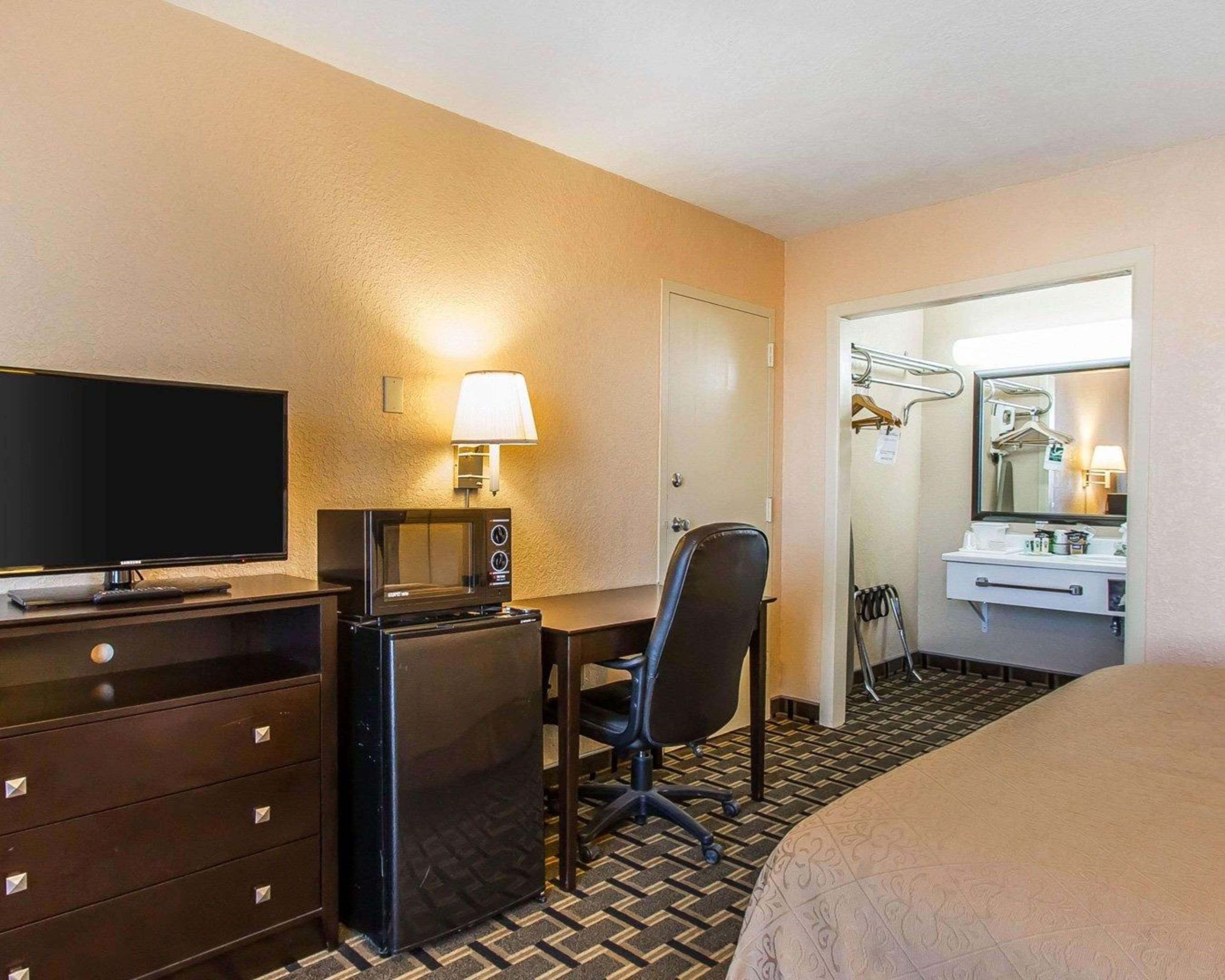 Quality Inn Ada Near University Экстерьер фото