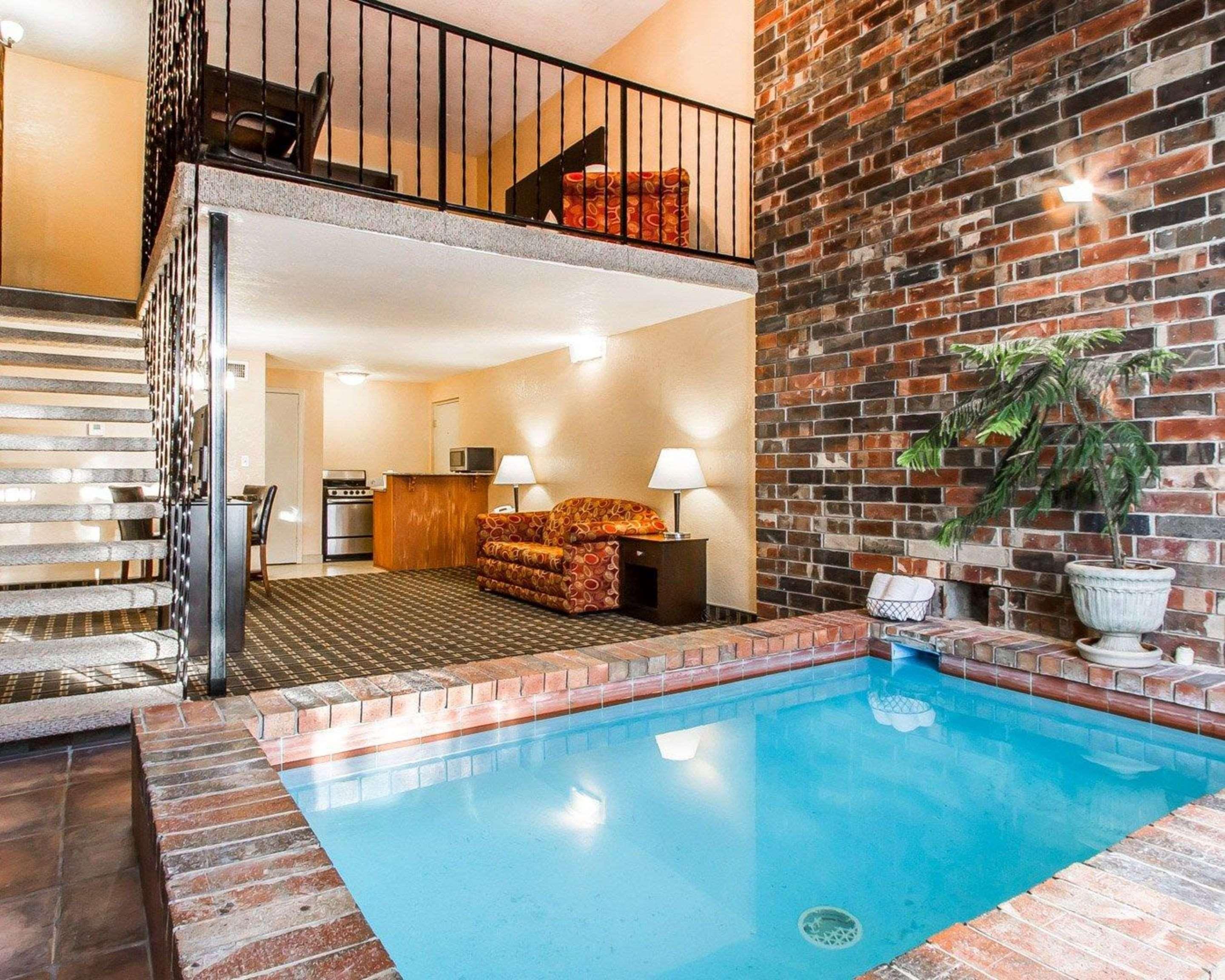 Quality Inn Ada Near University Экстерьер фото