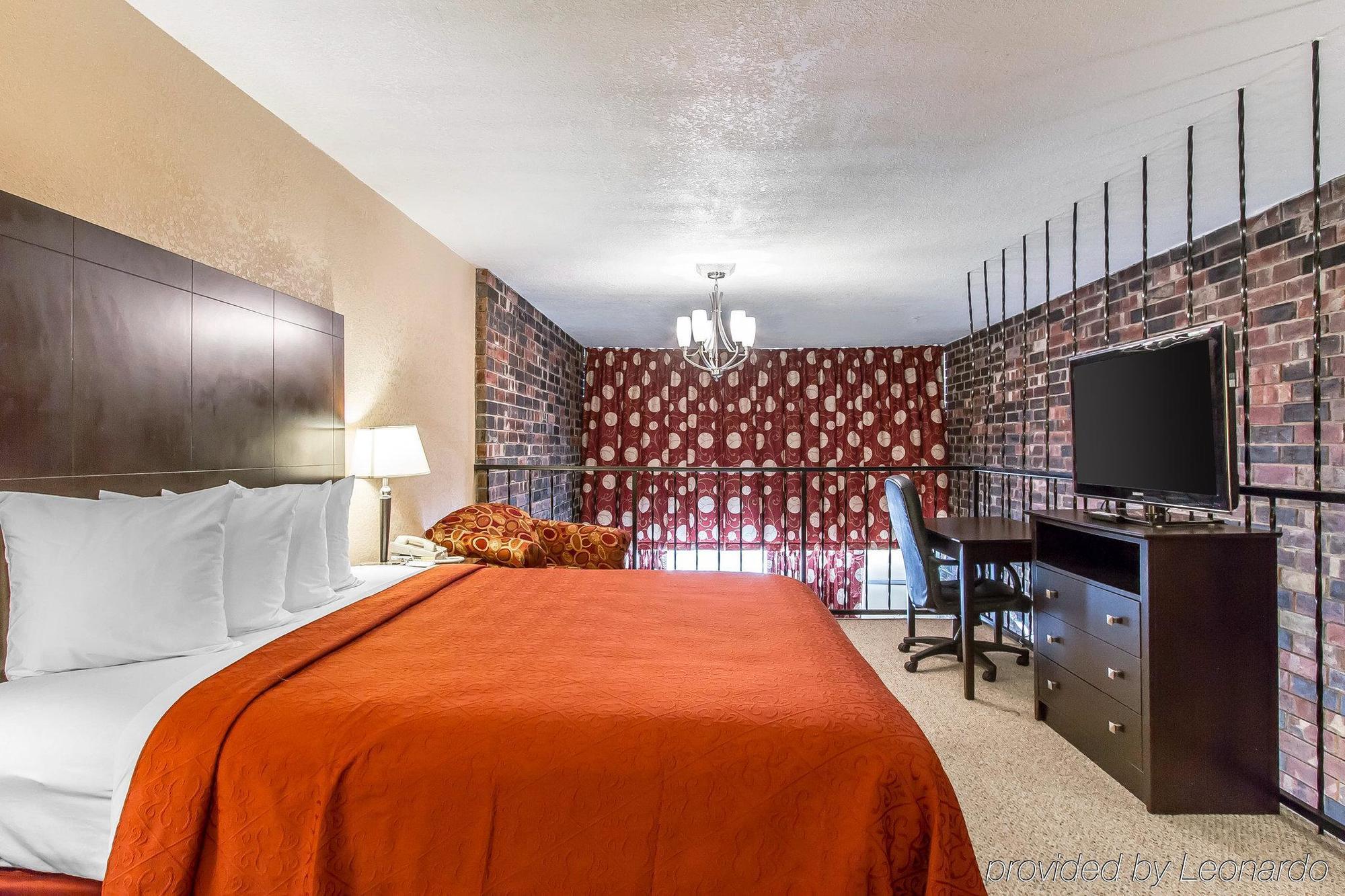 Quality Inn Ada Near University Экстерьер фото